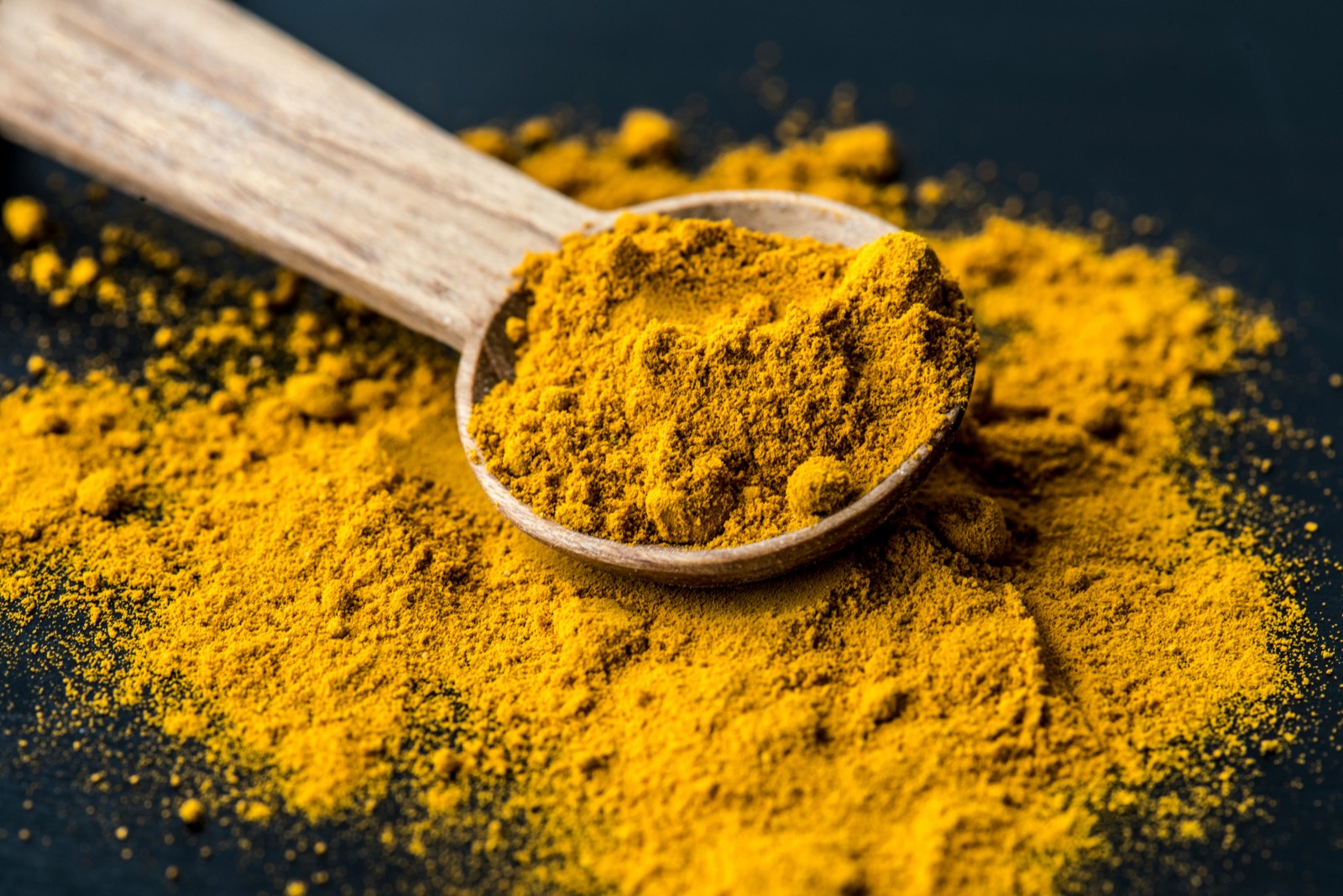 Fresh turmeric root and powder, the source of curcumin